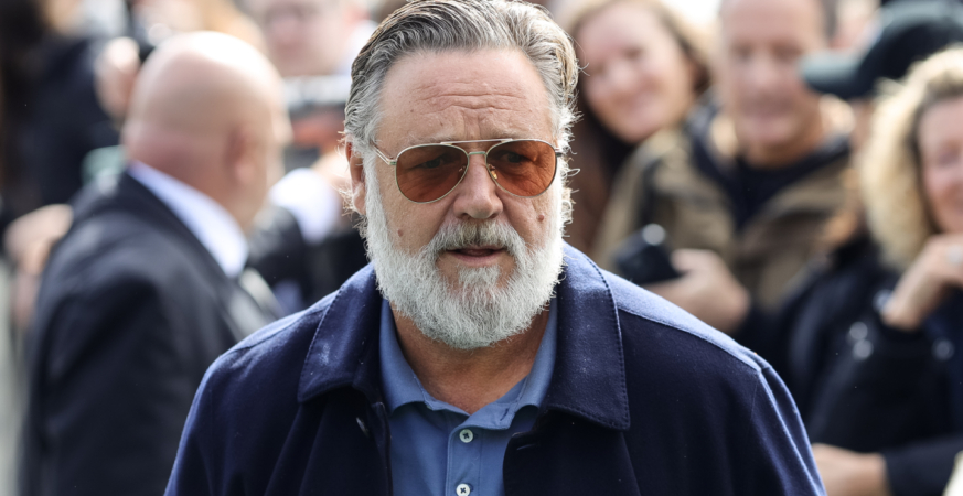 Russell Crowe Defends Brusque Warning to Autograph Seekers in Viral Video: “What’s Your Problem?”