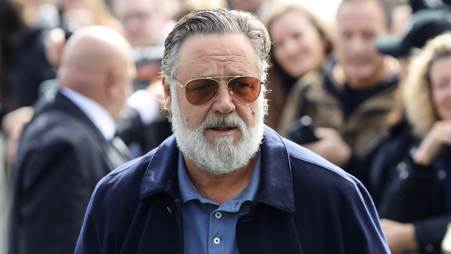 Russell Crowe Defends Brusque Warning to Autograph Seekers in Viral Video: “What’s Your Problem?”