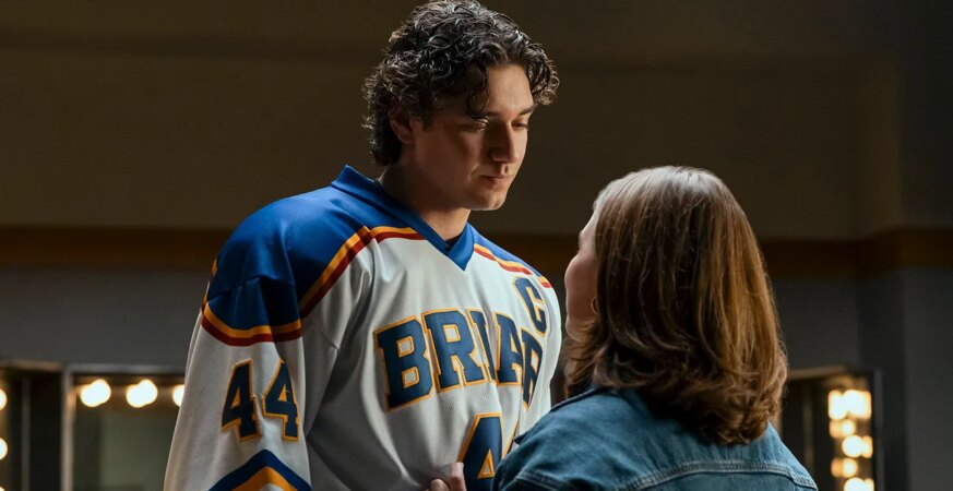 Garrett Graham (Belmont Cameli) and Hannah Wells (Ella Bright) in Off Campus