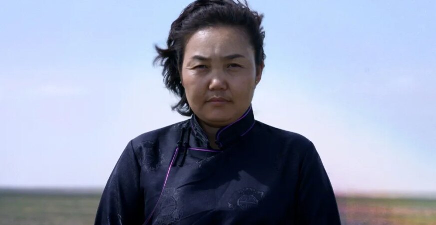 ‘Colors of White Rock’ Review: Vivid Documentary Portrait of a Trucker Traveling Mongolia’s Desert of Broken Dreams