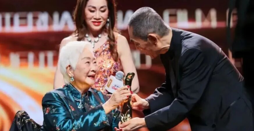 Lisa Lu, Centenarian Actor and Shanghai Lifetime Achievement Honoree, Reunites With Fans at Screening of Restored ‘The Arch’