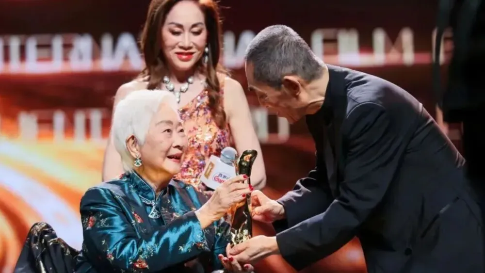Lisa Lu, Centenarian Actor and Shanghai Lifetime Achievement Honoree, Reunites With Fans at Screening of Restored ‘The Arch’