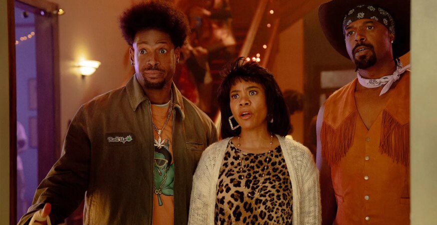 Marlon Wayans plays Shorty, Regina Hall plays Brenda and Shawn Wayans plays Ray in Scary Movie from Paramount Pictures.