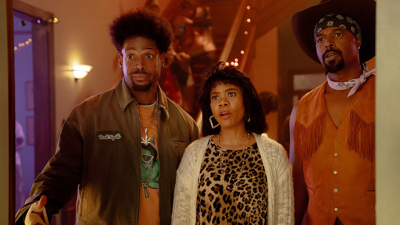 Marlon Wayans plays Shorty, Regina Hall plays Brenda and Shawn Wayans plays Ray in Scary Movie from Paramount Pictures.