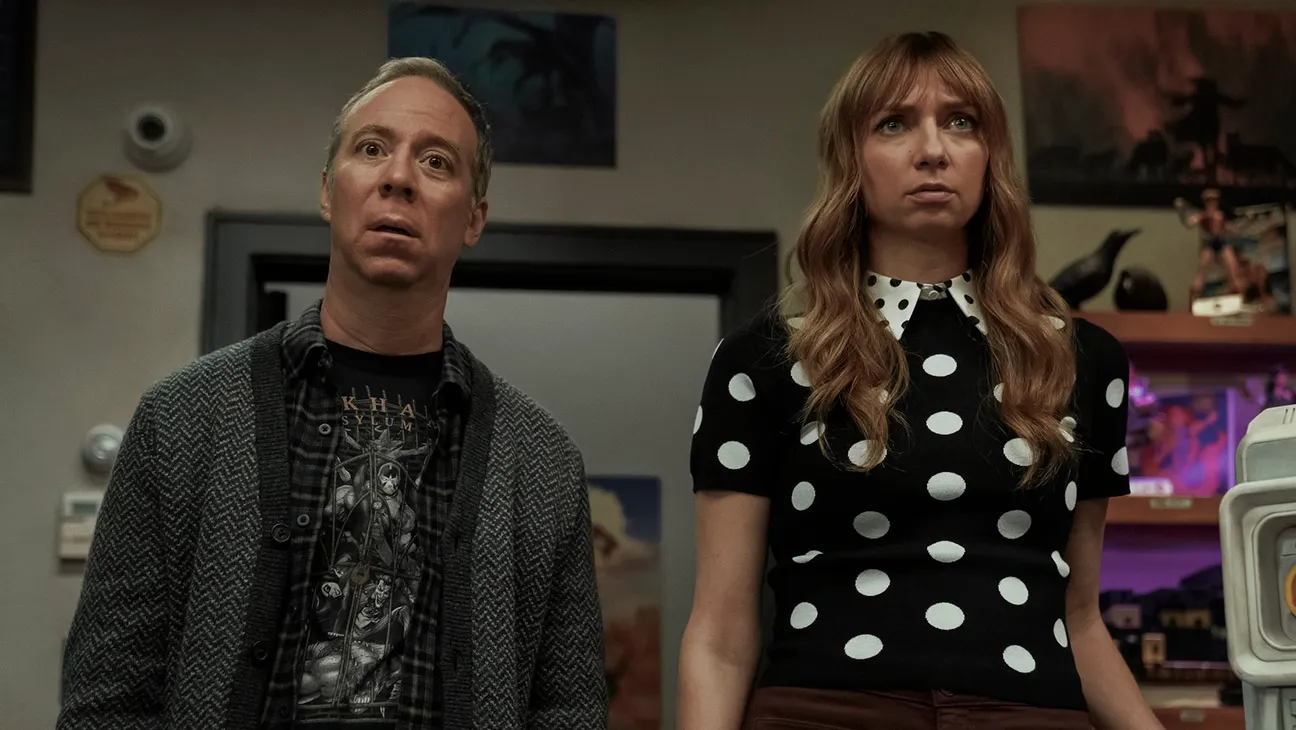 Kevin Sussman, Lauren Lapkus in Stuart Fails to Save the Universe